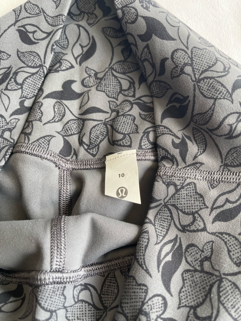 lululemon athletica Gray Floral-Print Leggings - Picture 4 of 11